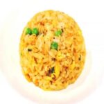 Riso saltato con pollo, verdure, uova, curry
