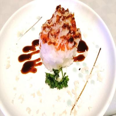 Salmone tritato, riso e scaglie di tempura croccante
