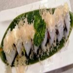 Rotolo di riso, salmone, avocado, Philadelphia, scaglia di tempura croccante