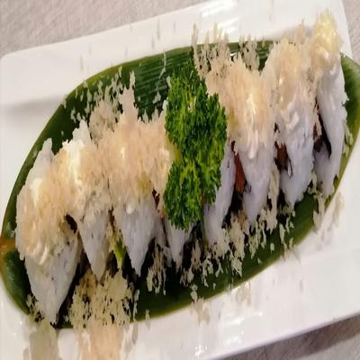 Rotolo di riso, salmone, avocado, Philadelphia, scaglia di tempura croccante