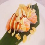 Pallina di riso con salmone scottato con scaglie di mandorle, maionese, salse teriyaki