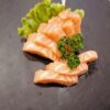 Sashimi di salmone, quattro pezzi. MASSIMO UNO PER MENU’