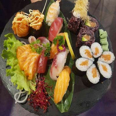 Barca composta da sashimi e sushi misto con nighiri, hoso maki, ura maki e gunkan, ventiquattro pezzi. MASSIMO UNO PER MENU’