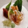 Sashimi misto di salmone, branzino, tonno, gamberi rossi, scampi e polpo cotto, quindici pezzi. MASSIMO UNO PER MENU’