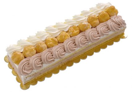 Uno strato di pan di spagna farcito con crema alla vaniglia decorato con bignè e crema alla gianduia.